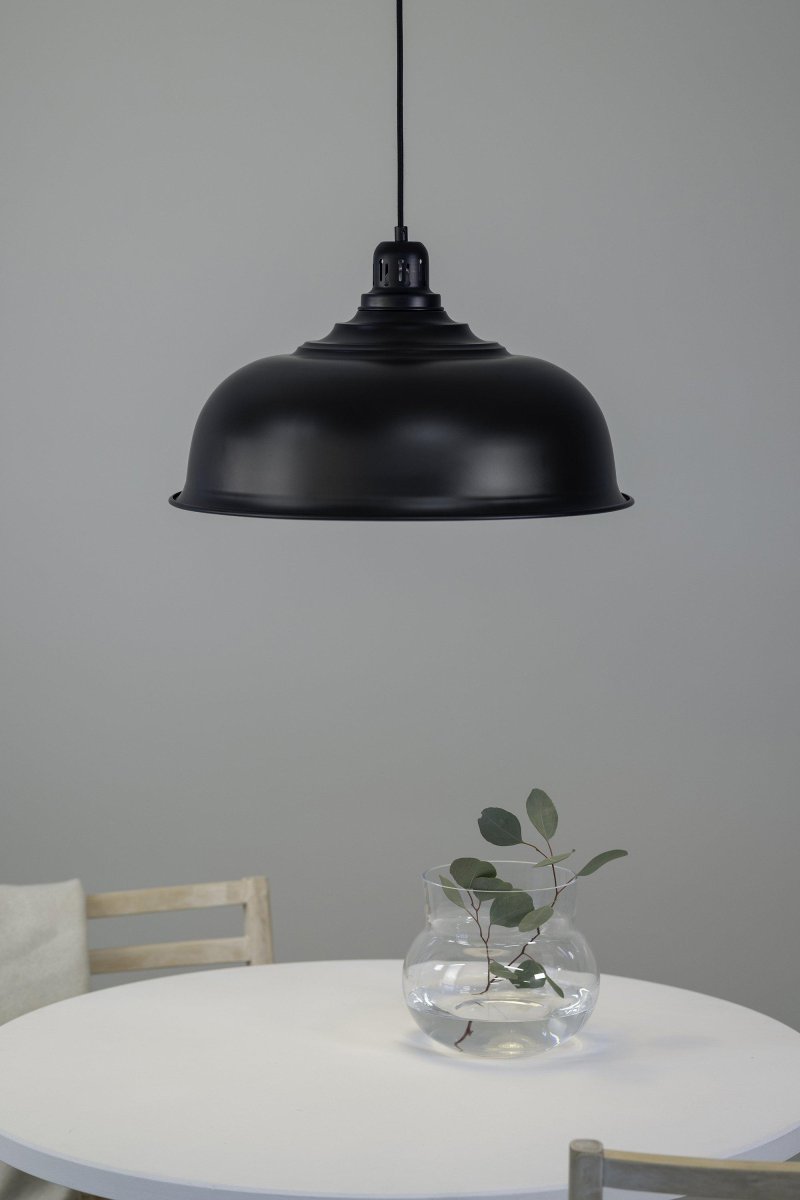 Port Ø50 Zwart hanglamp Van Markslöjd - Met een diameter van 50 cm en een witte binnenkant verspreidt hij een mooi licht.
