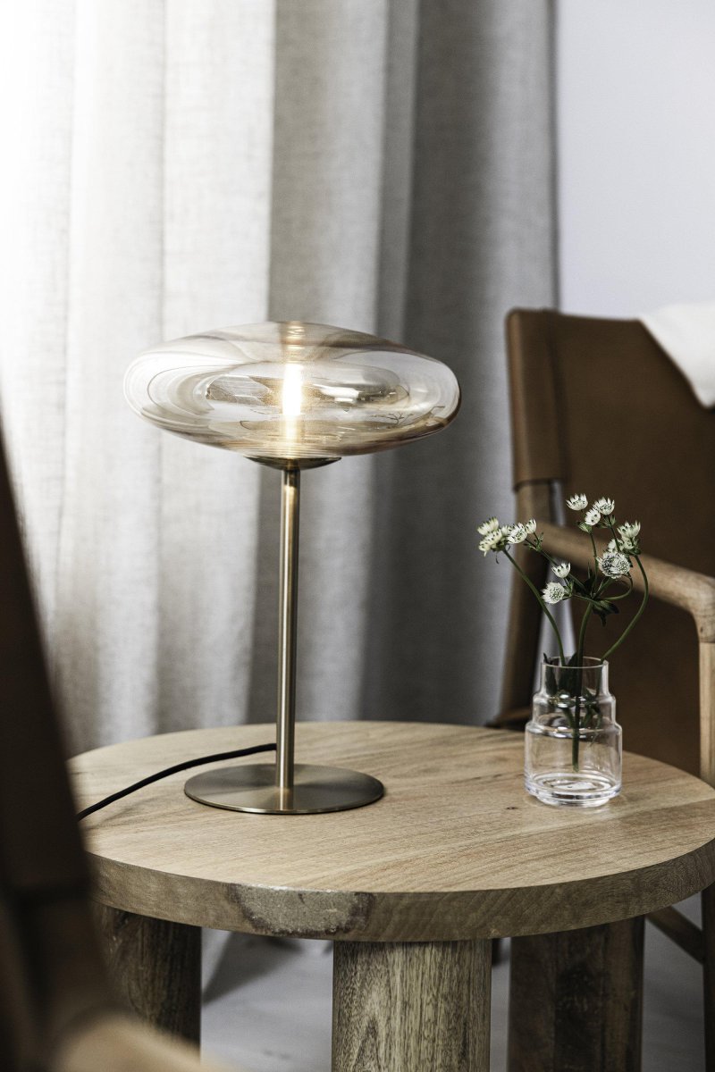 Locus 40cm Messing tafellamp Van Markslöjd - De ronde, zachte vormen van de lamp en de stijlvolle, messingkleurige metalen voet geven de lamp een moderne uitstraling die elk oppervlak verfraait.