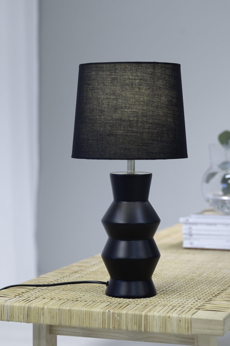 Sienna 46cm Zwart tafellamp Van Markslöjd - De Sienna tafellamp is een stijlvolle zwarte lamp met een mooie keramische voet en een zwarte textielen kap die zacht licht creëert.
