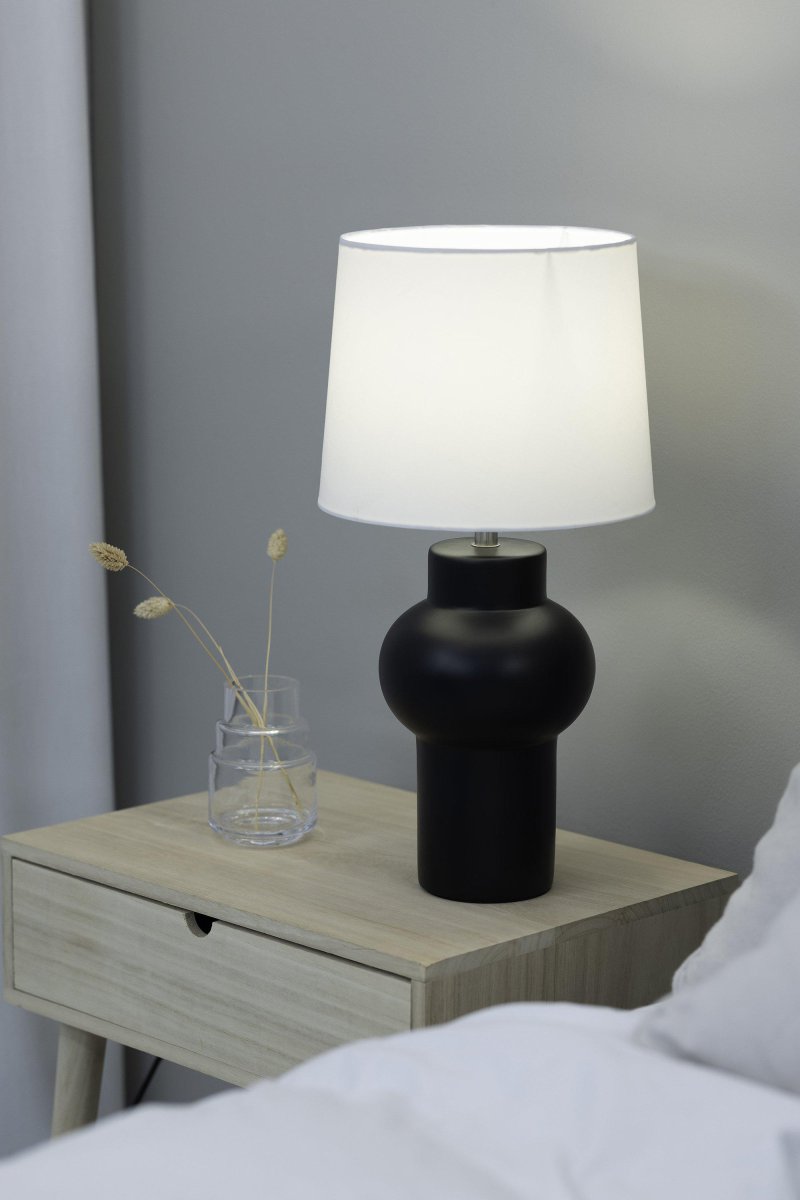 Shape 46cm Zwart tafellamp Van Markslöjd - De Shape tafellamp is een stijlvolle zwarte lamp met een mooie keramische voet en een witte textielen kap die zacht licht cre&euml;ert.
