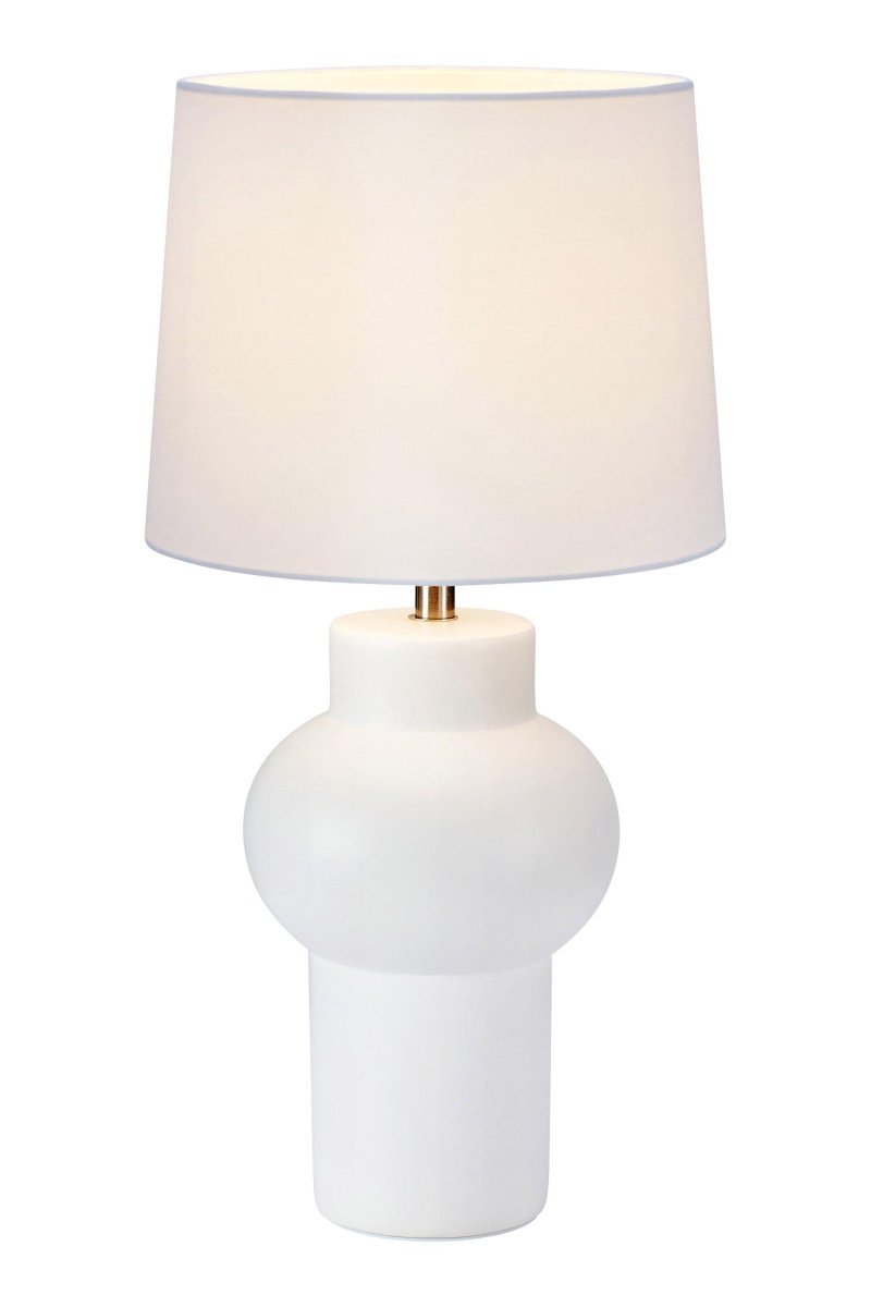 Shape 46cm Wit tafellamp Van Markslöjd - De Shape tafellamp is een stijlvolle witte lamp met een mooie keramische voet en een witte textielen kap die zacht licht cre&euml;ert.