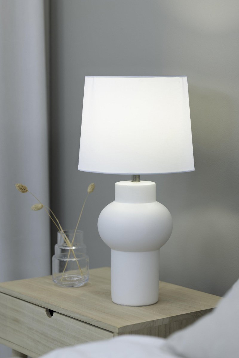 Shape 46cm Wit tafellamp Van Markslöjd - De Shape tafellamp is een stijlvolle witte lamp met een mooie keramische voet en een witte textielen kap die zacht licht cre&euml;ert.