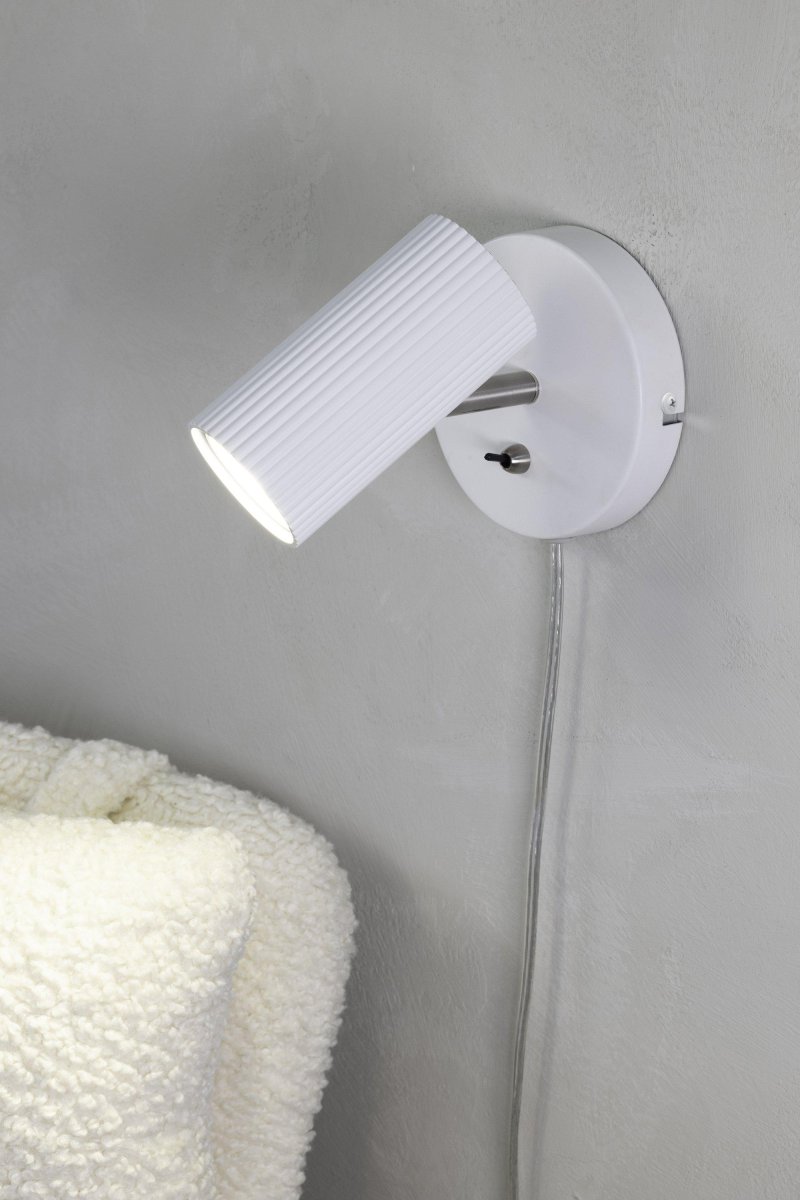 Costilla Wit leeslamp Van Markslöjd - Dankzij het eenvoudige ontwerp en de stijlvolle kleurtint past de lamp bij de meeste interieurstijlen.