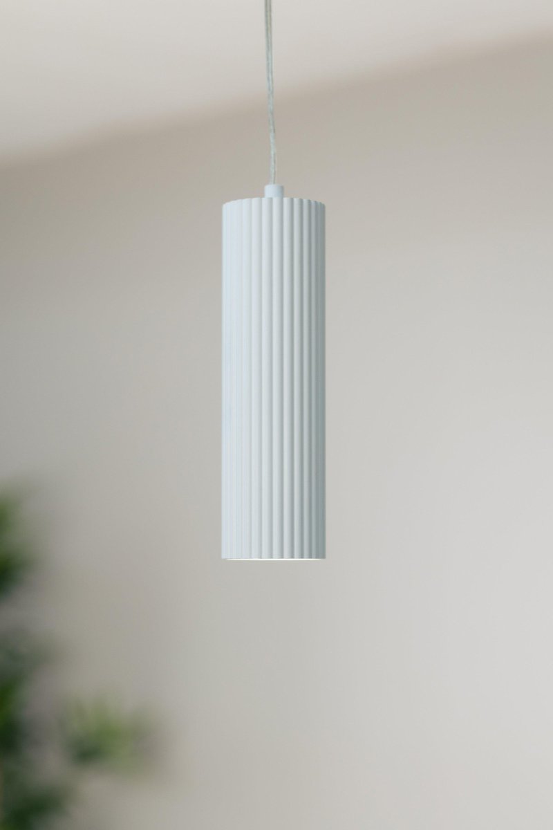 Costilla Ø7 Wit raamlamp Van Markslöjd - Discreet geribbeld metalen scherm dat aan een transparante kabel hangt.