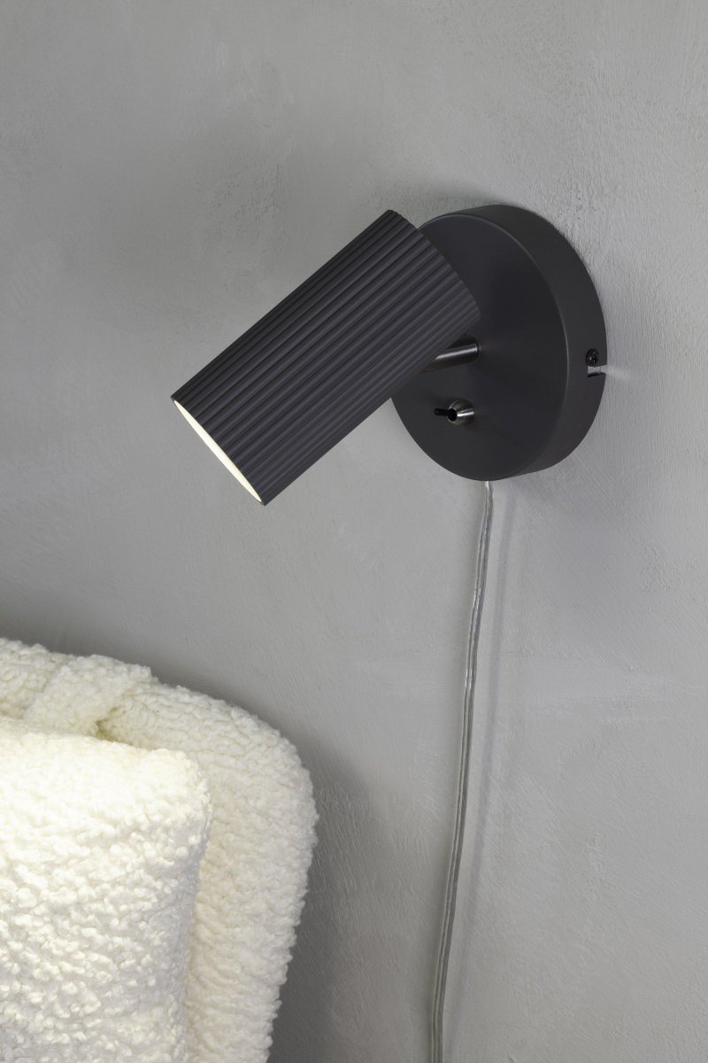 Costilla Grijs leeslamp Van Markslöjd - Dankzij het eenvoudige ontwerp en de stijlvolle kleurtint past de lamp bij de meeste interieurstijlen.