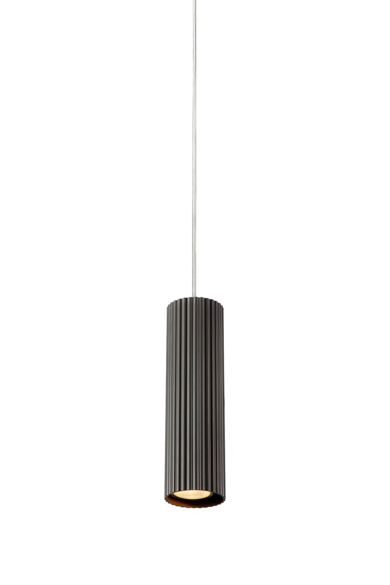 Costilla Ø7 Grijs raamlamp Van Markslöjd - Discreet geribbeld metalen scherm dat aan een transparante kabel hangt.