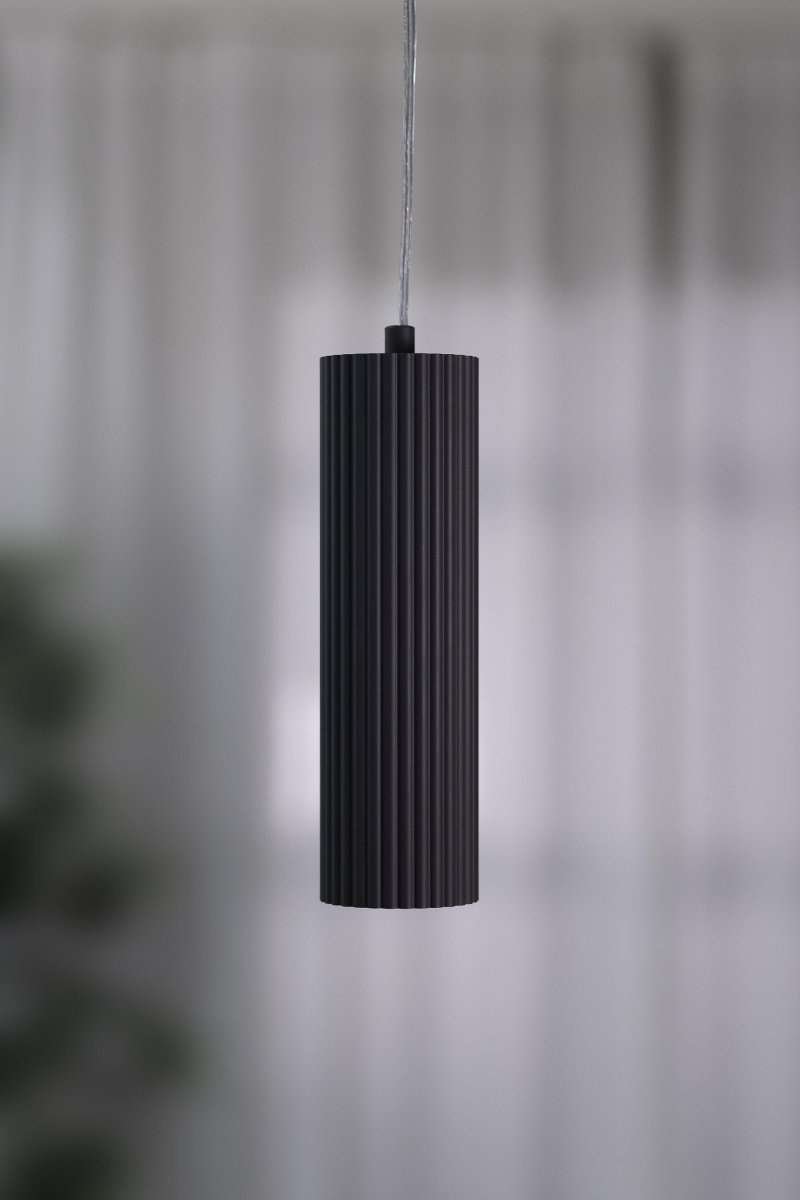 Costilla Ø7 Grijs raamlamp Van Markslöjd - Discreet geribbeld metalen scherm dat aan een transparante kabel hangt.