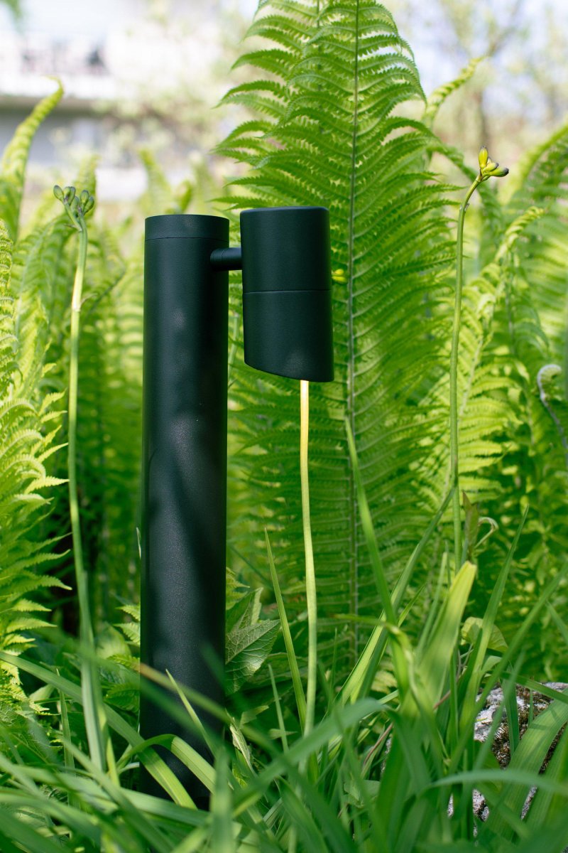 Spotlight 60cm Zwart Garden 24 Van Markslöjd - De paal is voorzien van een draaibare spot en een geïntegreerde grondpen, waardoor de installatie eenvoudig is.