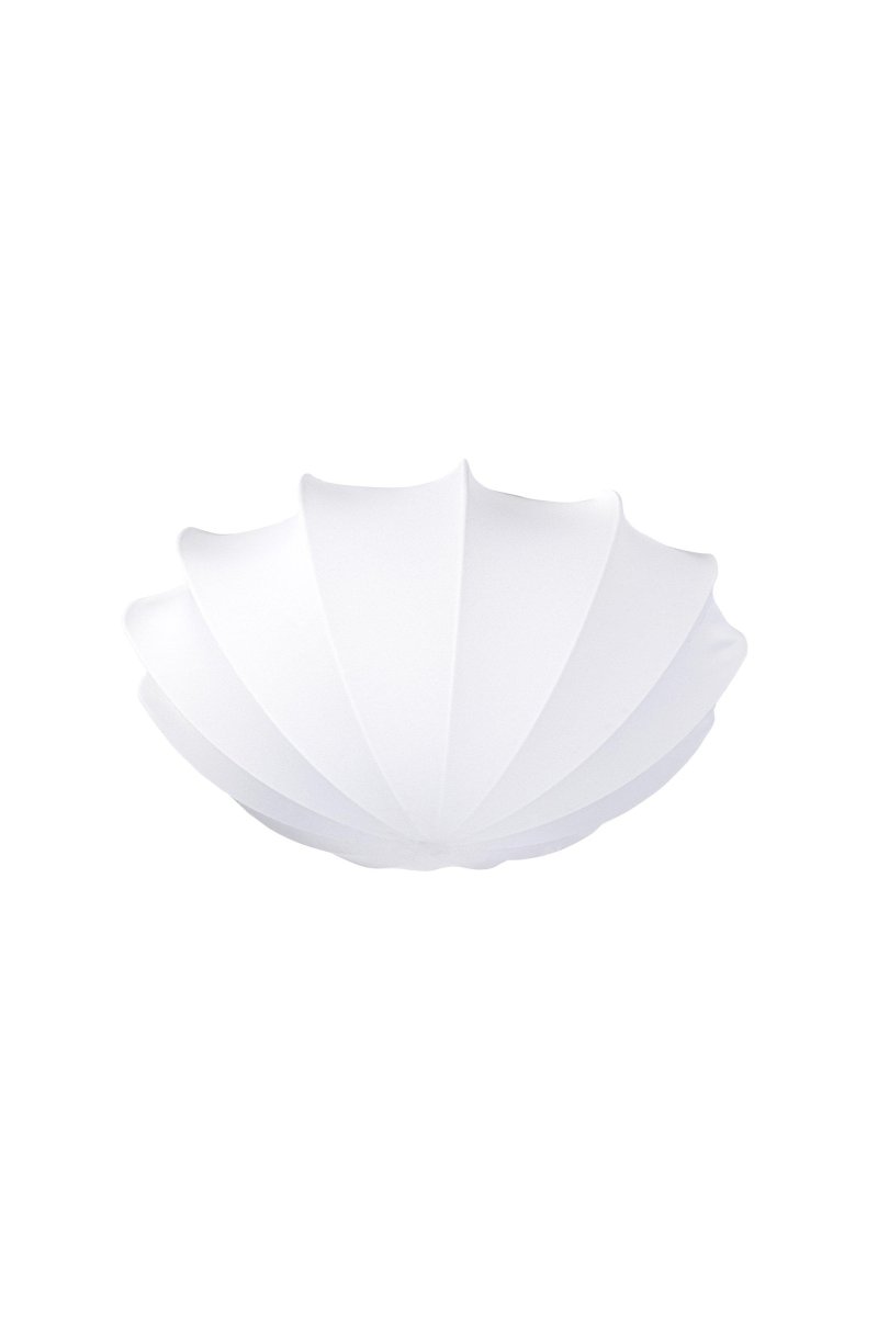 Camellia Ø50 Wit plafondlamp Van Markslöjd - Het unieke, gebeeldhouwde ontwerp doet denken aan een slak en heeft een zachte en natuurlijke vorm die een harmonieus licht in de kamer verspreidt.