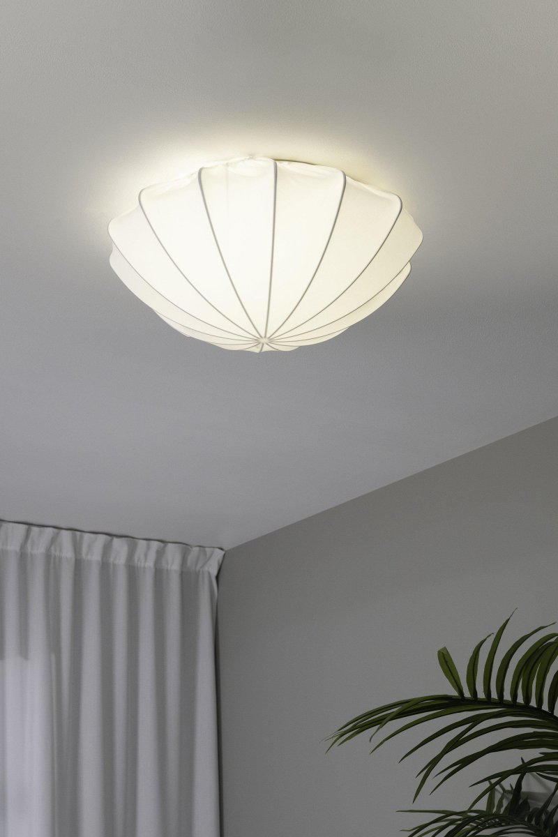 Camellia Ø50 Wit plafondlamp Van Markslöjd - Het unieke, gebeeldhouwde ontwerp doet denken aan een slak en heeft een zachte en natuurlijke vorm die een harmonieus licht in de kamer verspreidt.