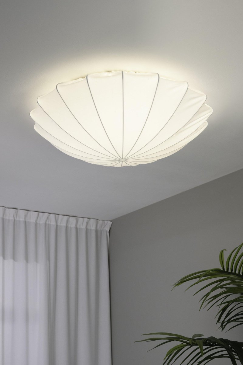 Camellia Ø80 Wit plafondlamp Van Markslöjd - Het unieke, gebeeldhouwde ontwerp doet denken aan een slak en heeft een zachte en natuurlijke vorm die een harmonieus licht in de kamer verspreidt.