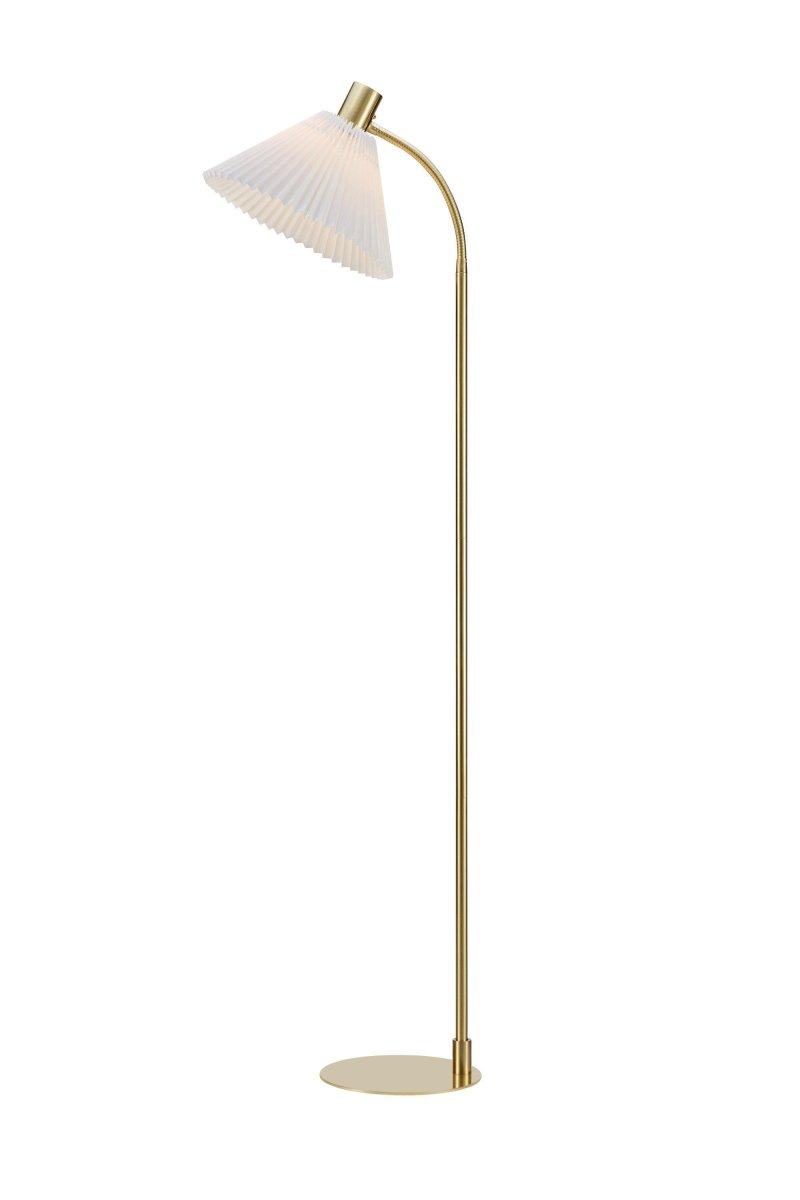 Mira Geborsteld messing vloerlamp Van Markslöjd - De Mira vloerlamp is 145 cm hoog, heeft een messingkleurige metalen lampenvoet en een geplooide lampenkap in witte stof.