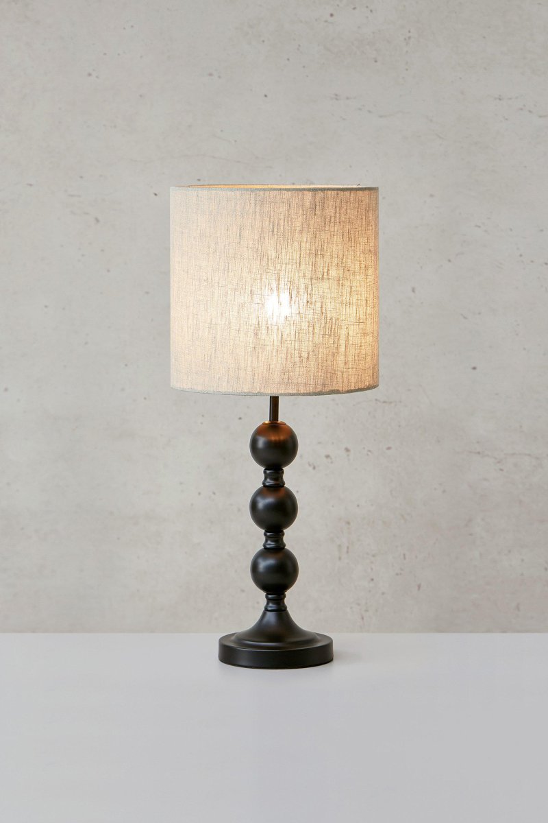 Octo 57cm Zwart tafellamp Van Markslöjd - Octo is een stijlvolle tafellamp met een beige linnen kap en een zwarte lampenvoet in de vorm van drie zachte, ronde bollen.