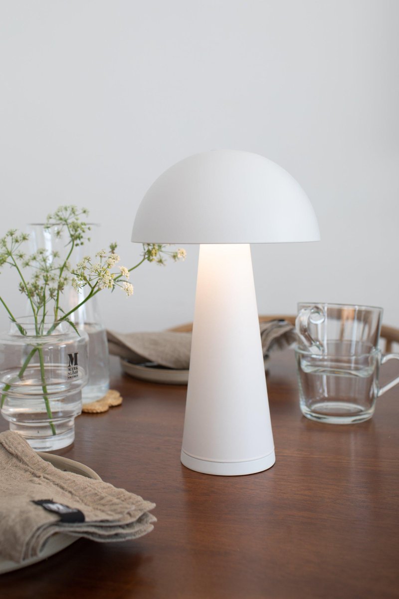 Fungi 26cm Wit Draagbare Van Markslöjd - Fungi is een stijlvolle en draagbare tafellamp in matwit metaal, ontworpen voor zowel binnen- als buitengebruik.