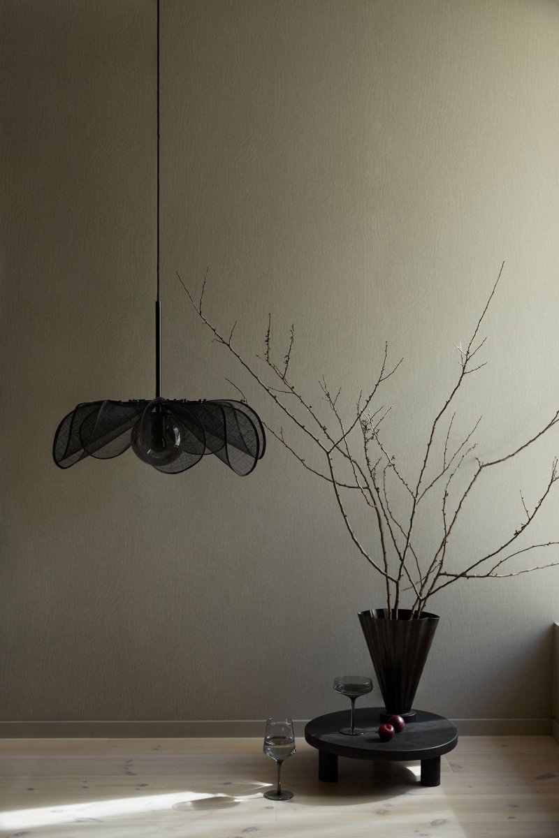 Styrka Ø63 Zwart hanglamp Van Markslöjd - Grote, zwarte plafondlamp in de vorm van een bloem met een uniek design, ontworpen door Anja P&auml;rson en Filippa R&aring;din.