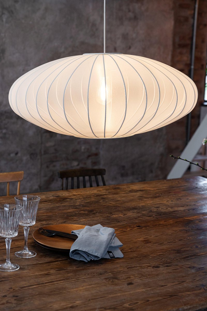 Florence Ø75 Wit hanglamp Van Markslöjd - Florence is een stijlvolle en grote ovale plafondlamp met een witte textielen kap die een aangenaam algemeen licht verspreidt.