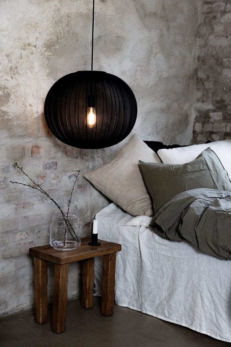 Florence Ø50 Zwart hanglamp Van Markslöjd - Florence is een stijlvolle ronde plafondlamp met een zwarte stoffen kap die een aangenaam licht verspreidt.