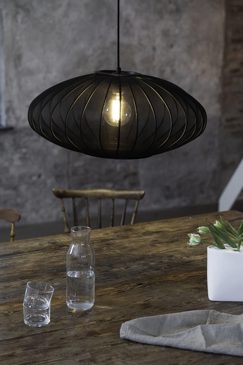 Florence Ø60 Zwart hanglamp Van Markslöjd - Florence is een stijlvolle plafondlamp met een ovale vorm en een zwarte stoffen kap die een aangenaam licht verspreidt.