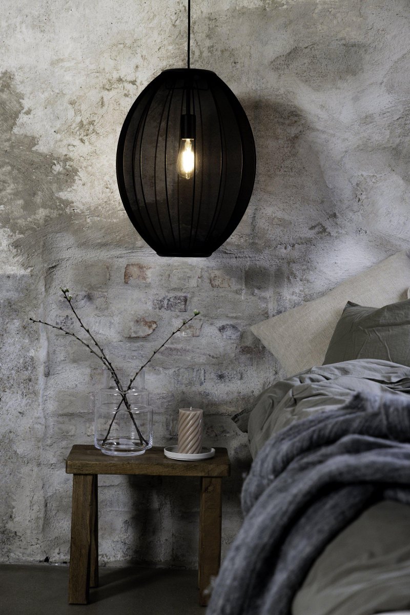 Florence Ø40 Zwart hanglamp Van Markslöjd - Florence is een stijlvolle plafondlamp met een ovaal design en een zwarte textielen kap die zacht en aangenaam licht geeft.