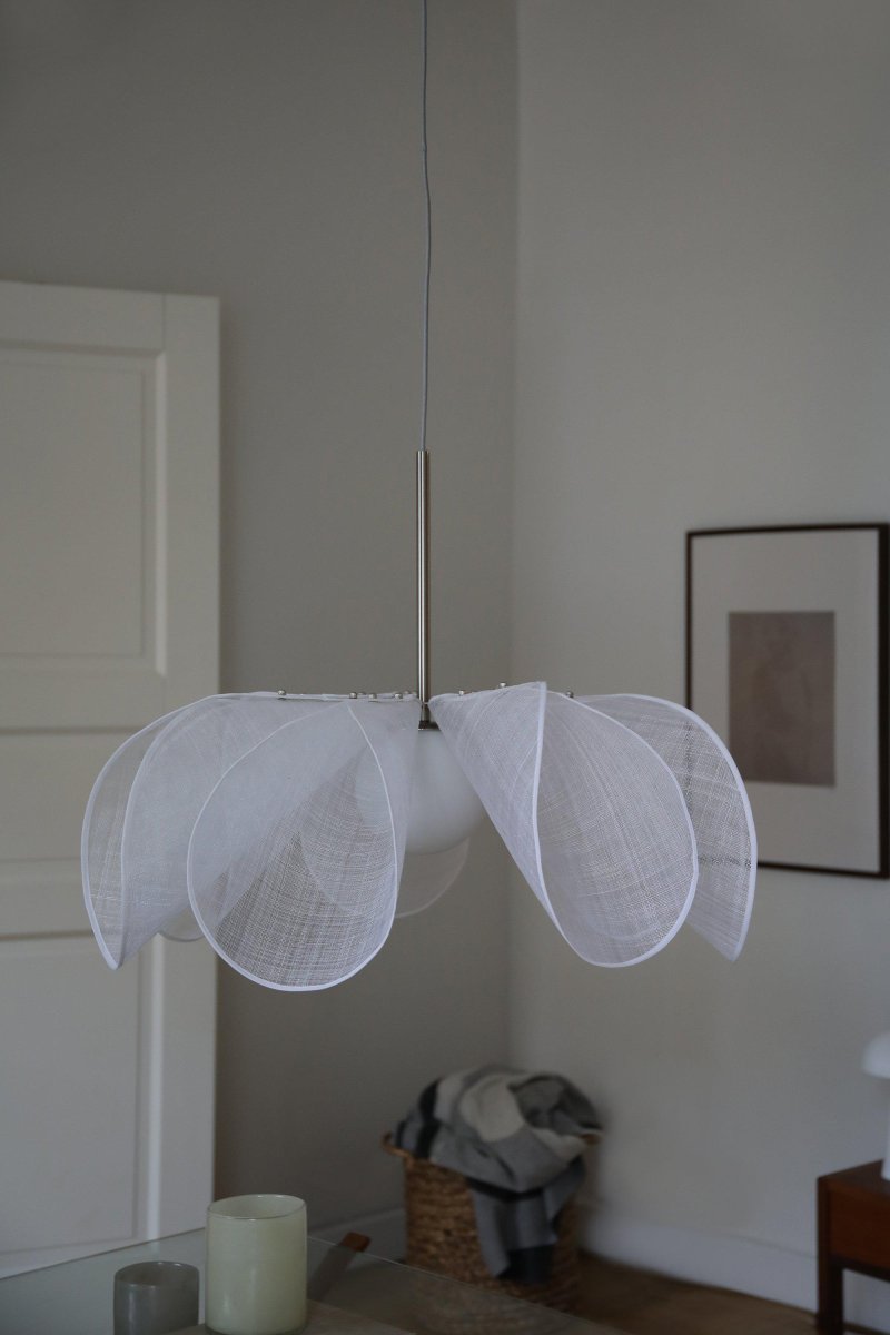 Styrka Ø75 Wit hanglamp Van Markslöjd - Met een diameter van 75 cm is de lamp perfect voor in de slaapkamer of boven de eettafel.