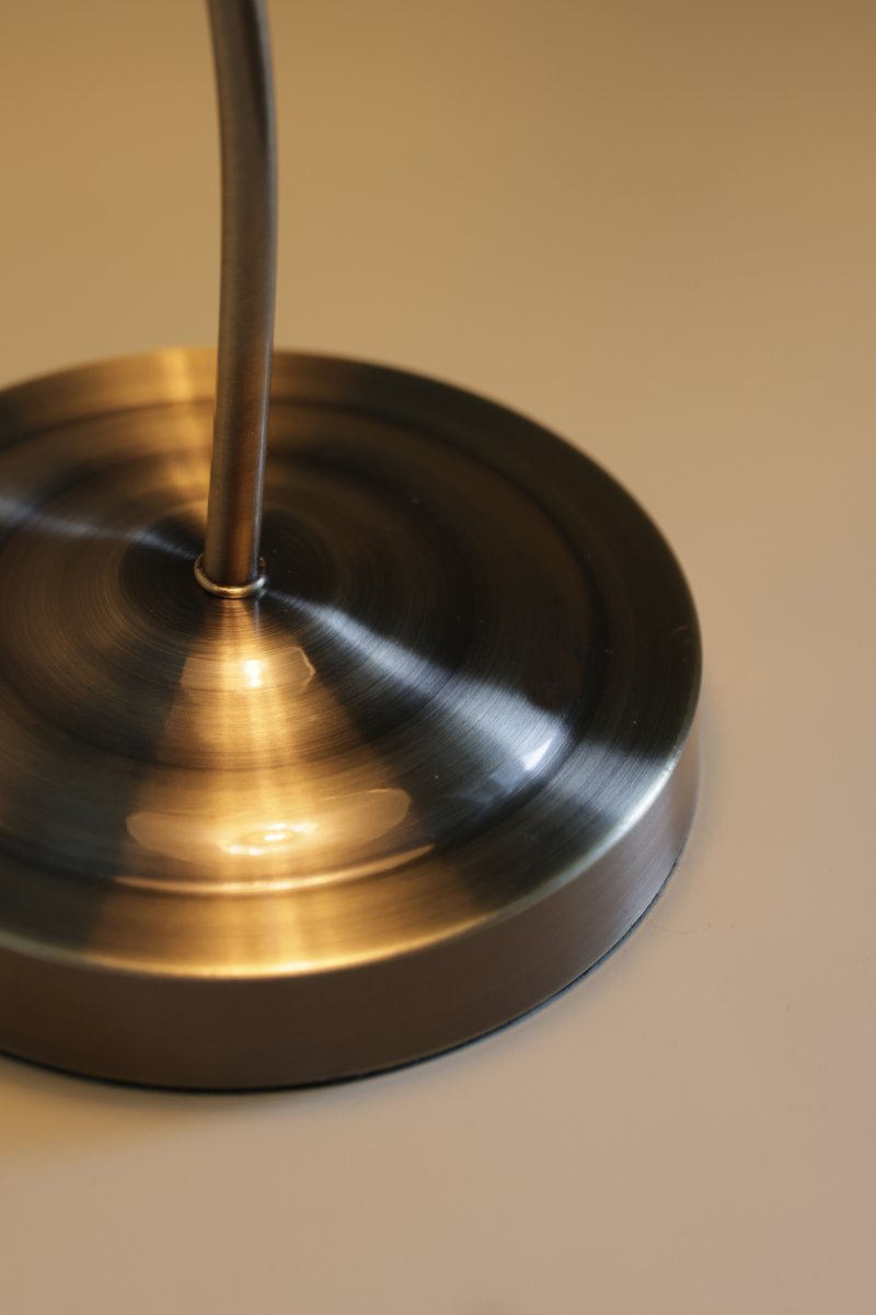Vela 50cm Messing/wit tafellamp Van Markslöjd - Tafellamp in een klassiek design dat doet denken aan een schoenmakerslamp, met een witte, glanzende lampenkap van opaalglas en een gebogen lampvoet met een messing afwerking.