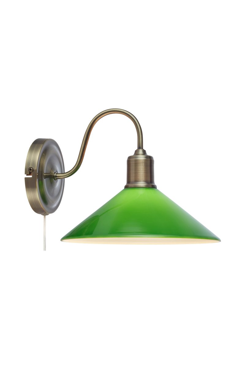 Vela 25cm Messing/groen wandlamp Van Markslöjd - Wandlamp in de klassieke schoenmakersstijl met een groene, glanzende glazen lampenkap en een gebogen wandbeugel met messing afwerking.