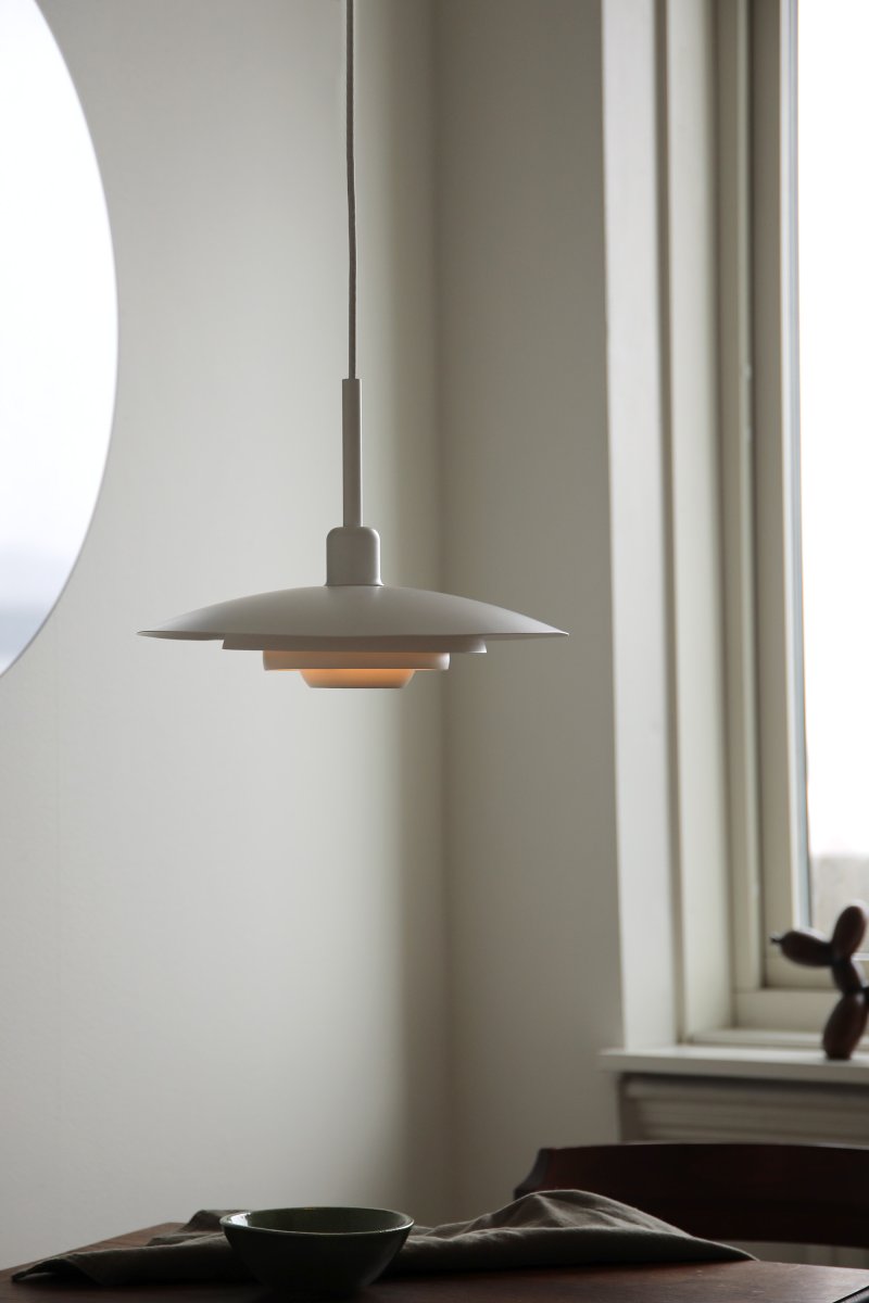 Piny Ø35 Wit hanglamp Van Markslöjd - Klassieke plafondlamp met een modern design, met een kap en plafondkap van wit gelakt metaal.