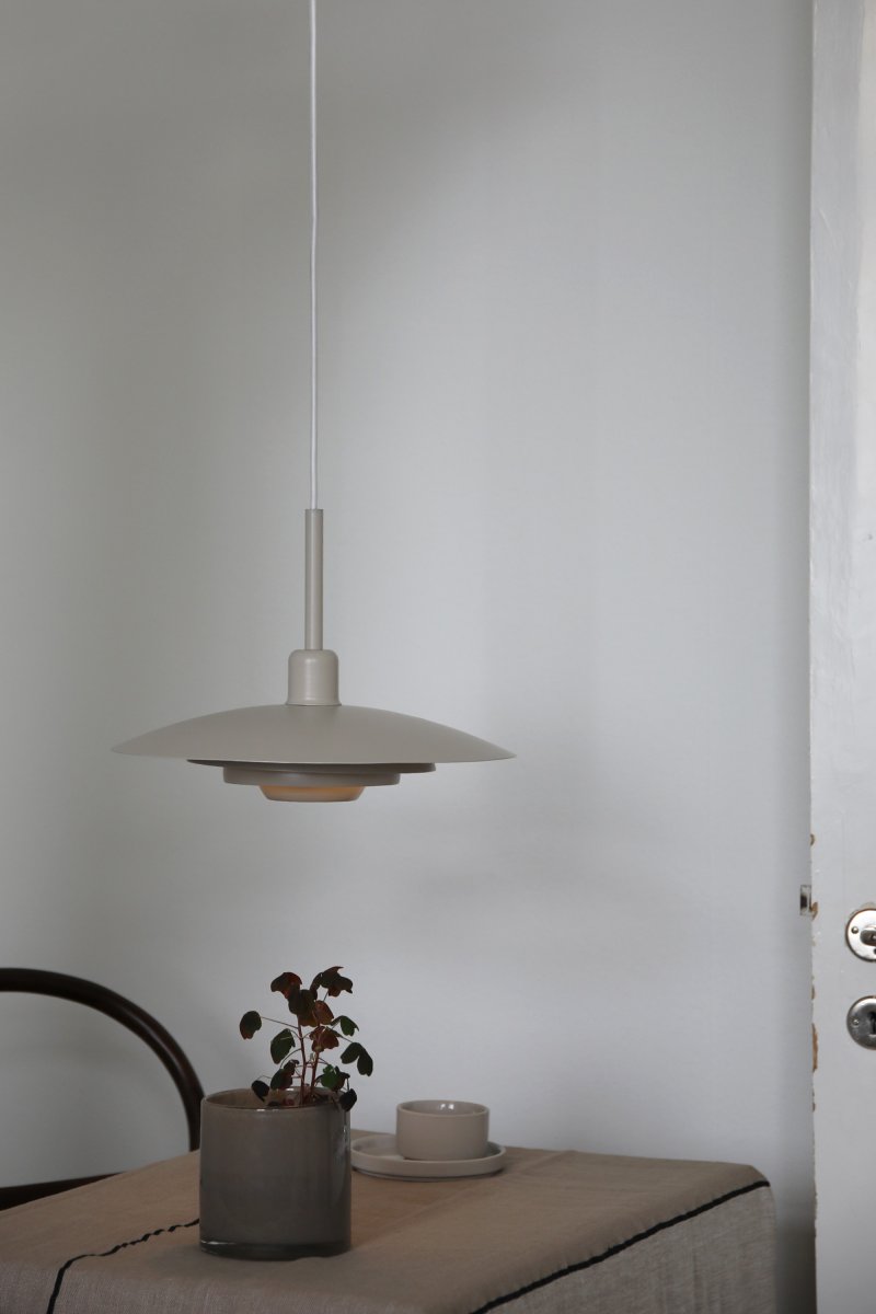 Piny Ø35 Beige hanglamp Van Markslöjd - Klassieke plafondlamp met een modern design, met een kap en plafondkap van beige gelakt metaal.