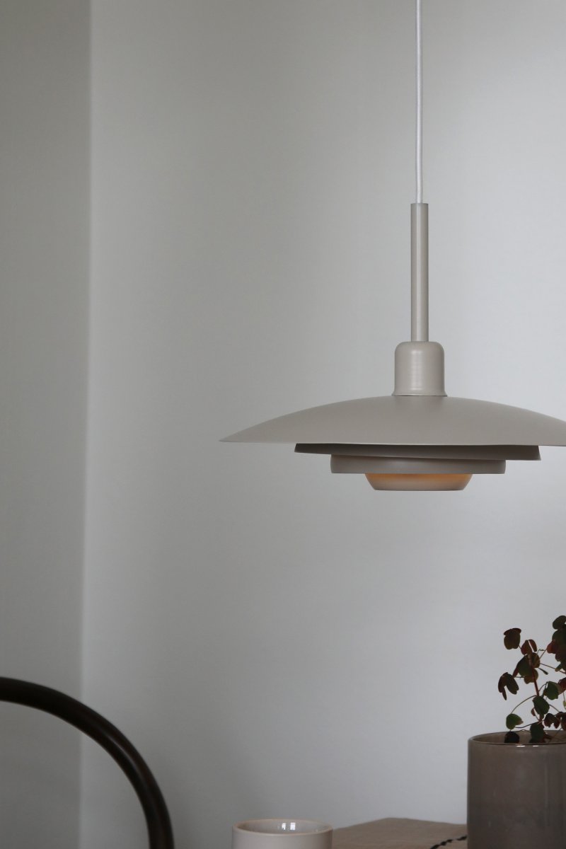 Piny Ø35 Beige hanglamp Van Markslöjd - Klassieke plafondlamp met een modern design, met een kap en plafondkap van beige gelakt metaal.