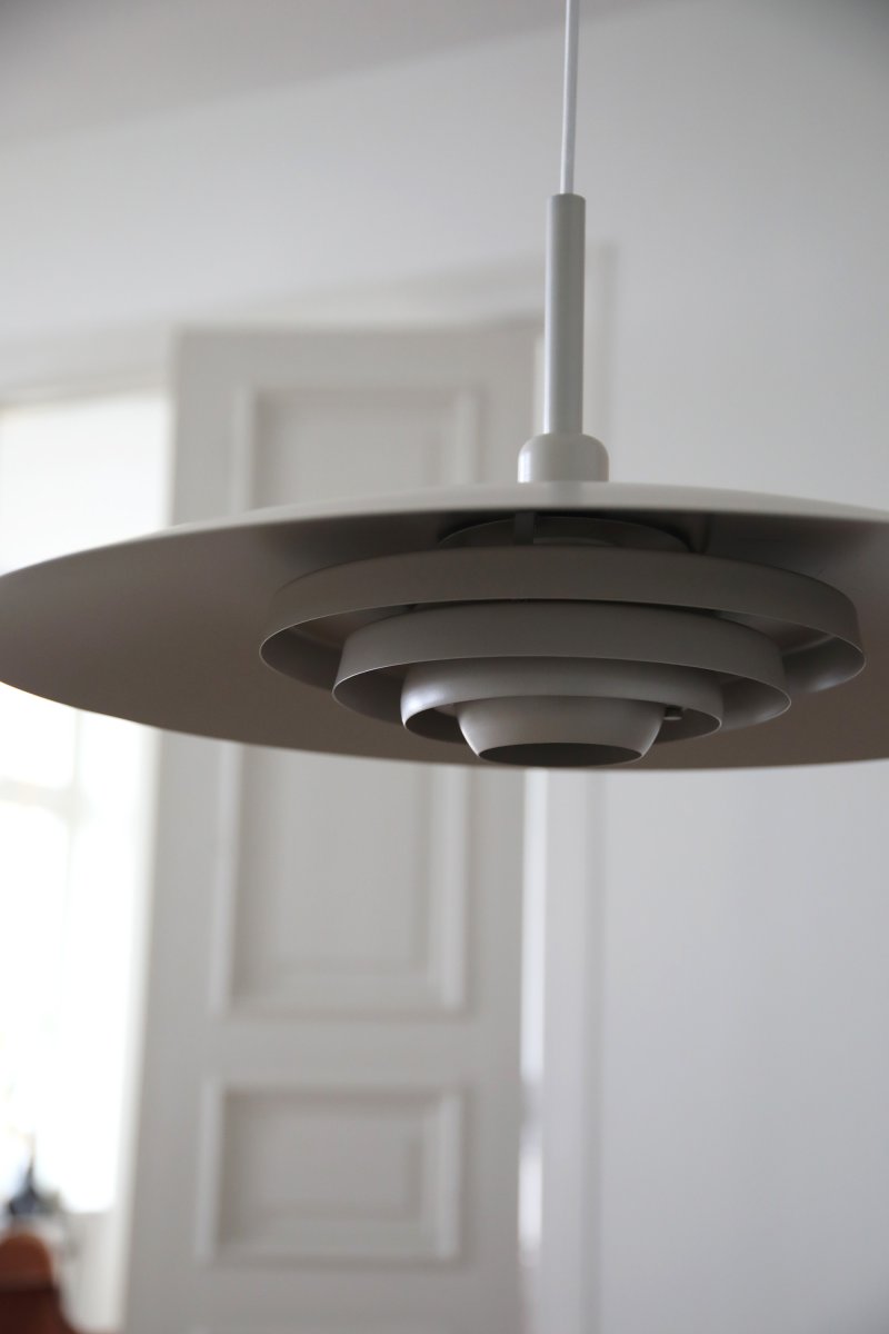 Piny Ø57 Beige hanglamp Van Markslöjd - Klassieke plafondlamp met een modern design, met een kap en plafondkap van beige gelakt metaal.