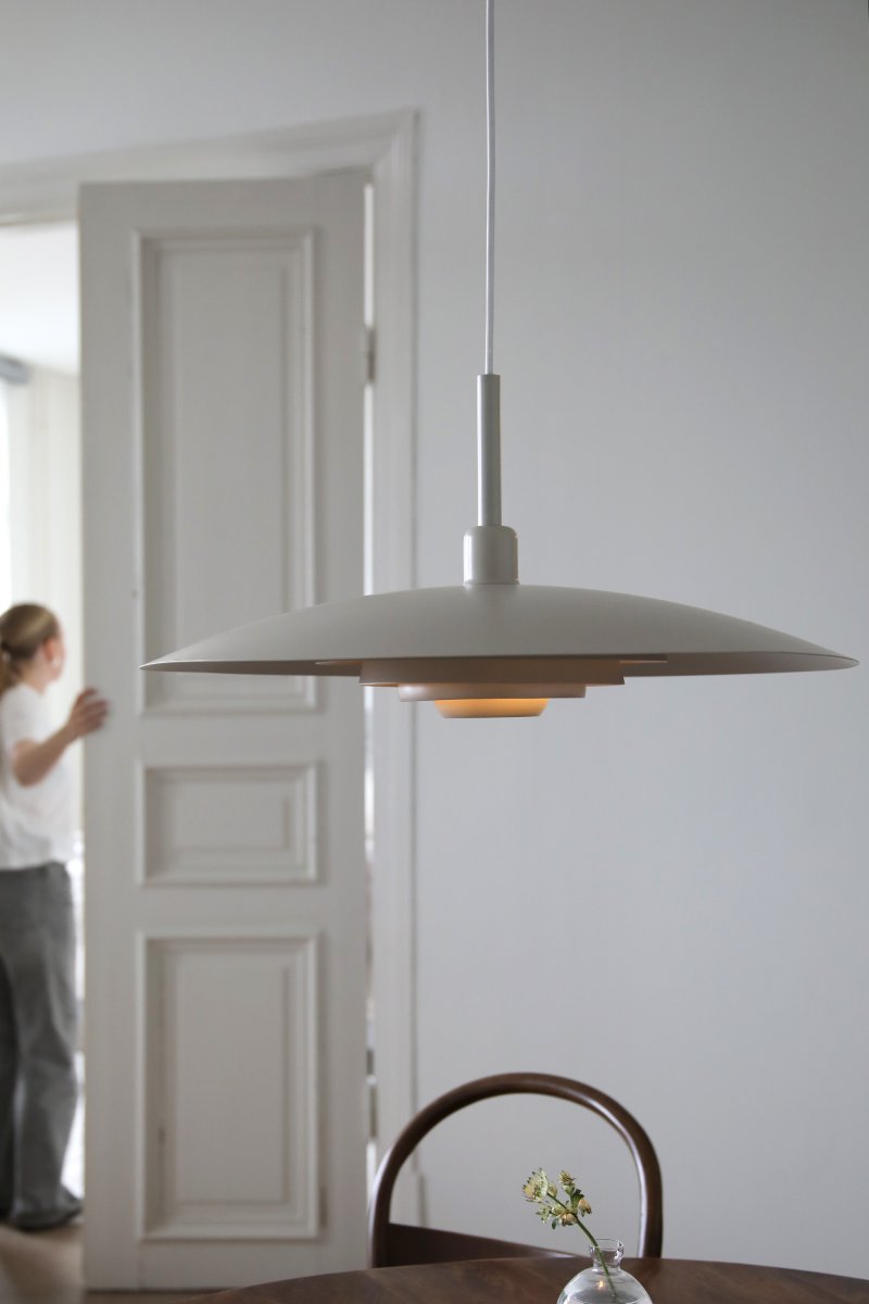 Piny Ø57 Beige hanglamp Van Markslöjd - Klassieke plafondlamp met een modern design, met een kap en plafondkap van beige gelakt metaal.