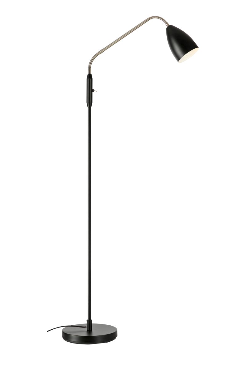 Patro Zwart vloerlamp Van Markslöjd - De praktische, verstelbare flexarm van staal heeft een ingebouwde schakelaar voor de geïntegreerde ledverlichting, die in drie standen dimbaar is wanneer de lamp aan en uit staat.