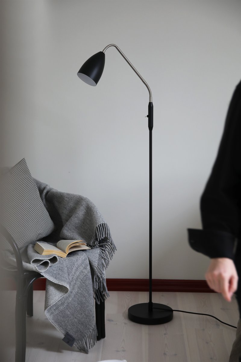 Patro Zwart vloerlamp Van Markslöjd - De praktische, verstelbare flexarm van staal heeft een ingebouwde schakelaar voor de geïntegreerde ledverlichting, die in drie standen dimbaar is wanneer de lamp aan en uit staat.