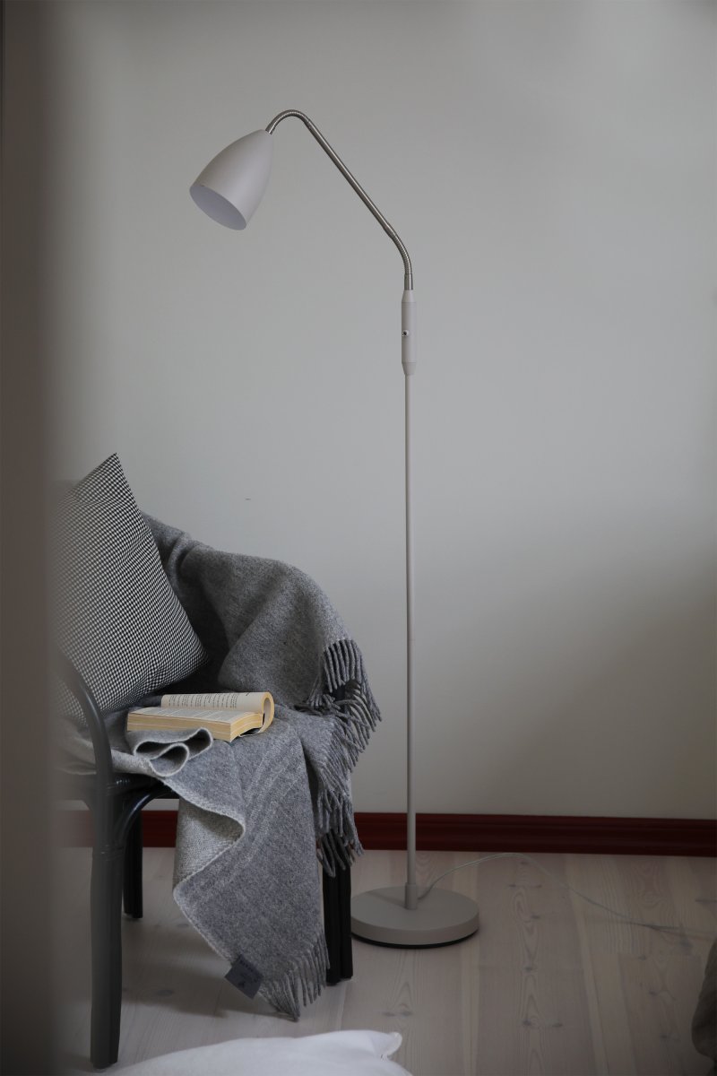 Patro Beige vloerlamp Van Markslöjd - De praktische, verstelbare flexarm van staal heeft een ingebouwde schakelaar voor de ge&iuml;ntegreerde ledverlichting, die in drie standen dimbaar is wanneer de lamp aan en uit staat.