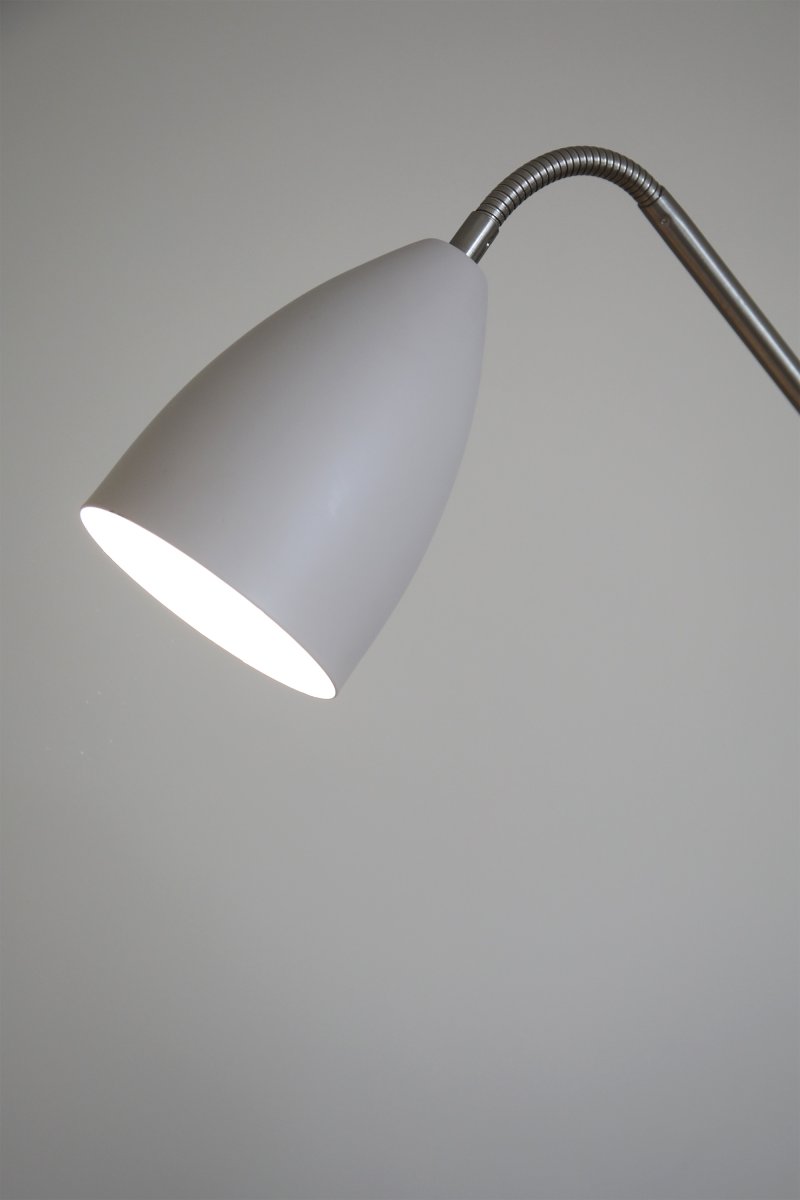 Patro Beige vloerlamp Van Markslöjd - De praktische, verstelbare flexarm van staal heeft een ingebouwde schakelaar voor de ge&iuml;ntegreerde ledverlichting, die in drie standen dimbaar is wanneer de lamp aan en uit staat.