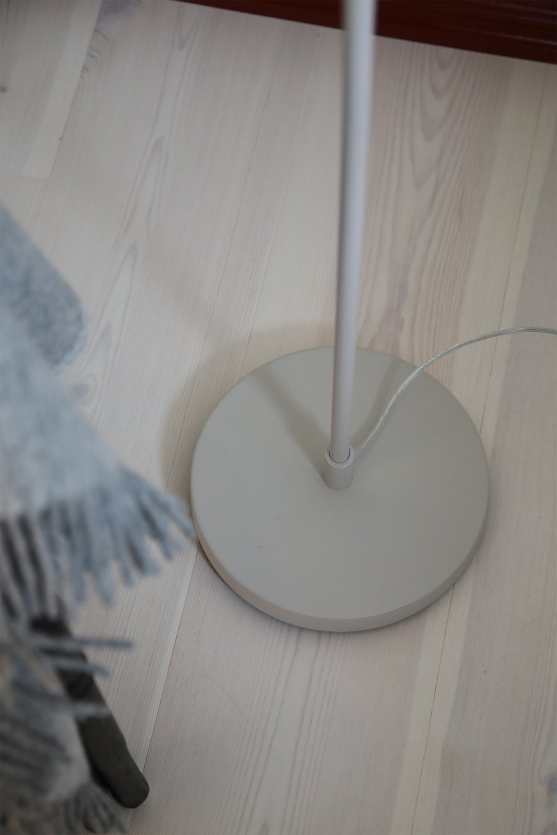 Patro Beige vloerlamp Van Markslöjd - De praktische, verstelbare flexarm van staal heeft een ingebouwde schakelaar voor de ge&iuml;ntegreerde ledverlichting, die in drie standen dimbaar is wanneer de lamp aan en uit staat.
