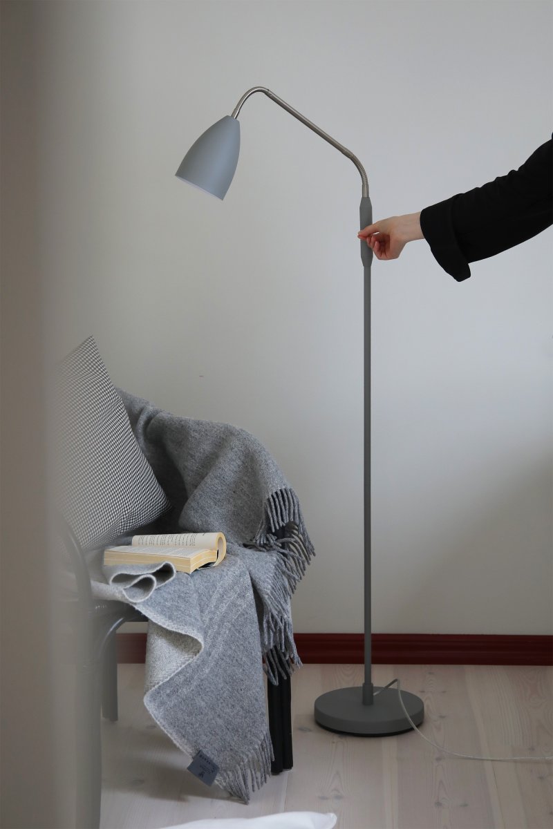 Patro Grijs vloerlamp Van Markslöjd - De praktische, verstelbare flexarm van staal heeft een ingebouwde schakelaar voor de geïntegreerde ledverlichting, die in drie standen dimbaar is wanneer de lamp aan en uit staat.