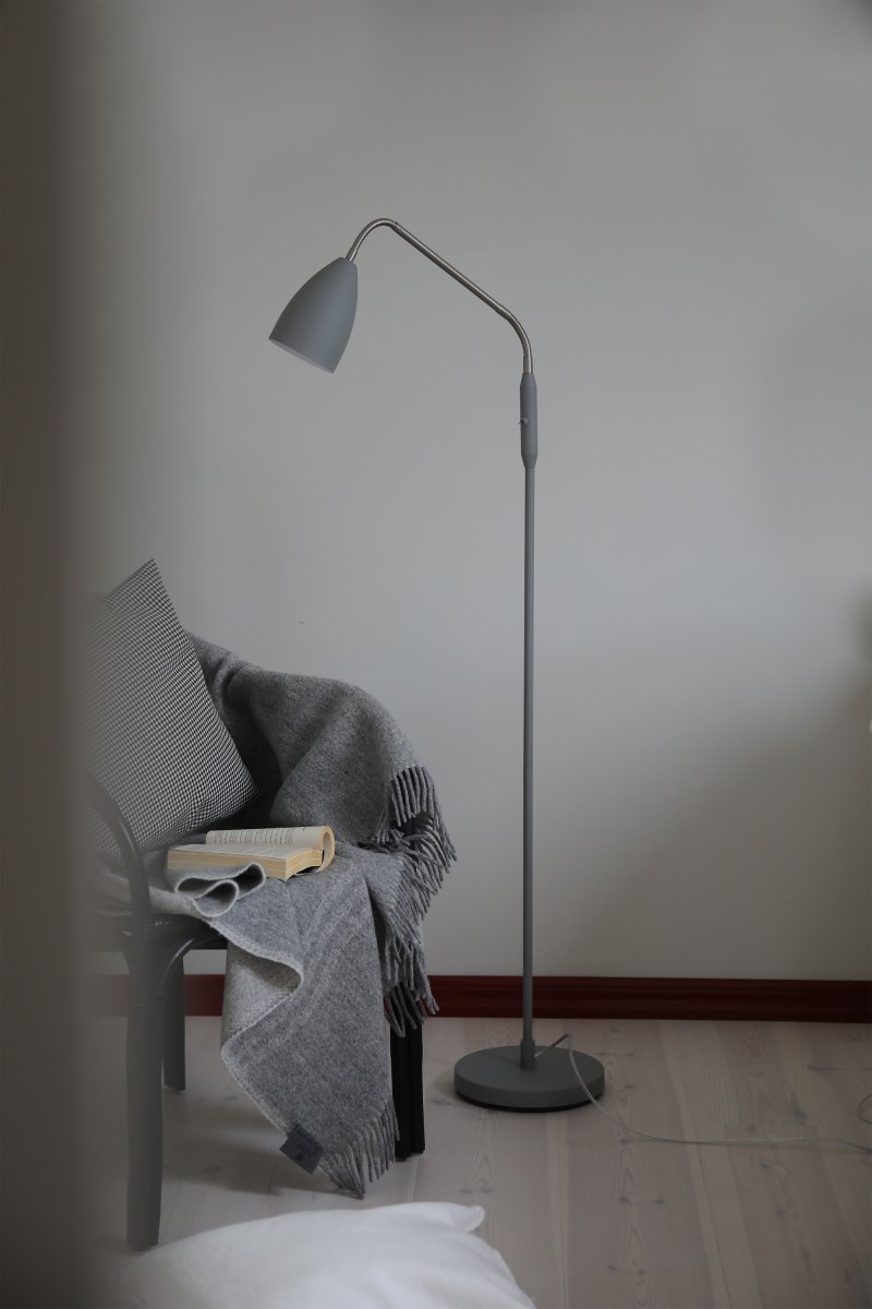 Patro Grijs vloerlamp Van Markslöjd - De praktische, verstelbare flexarm van staal heeft een ingebouwde schakelaar voor de geïntegreerde ledverlichting, die in drie standen dimbaar is wanneer de lamp aan en uit staat.