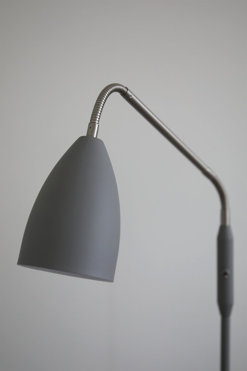 Patro Grijs vloerlamp Van Markslöjd - De praktische, verstelbare flexarm van staal heeft een ingebouwde schakelaar voor de geïntegreerde ledverlichting, die in drie standen dimbaar is wanneer de lamp aan en uit staat.