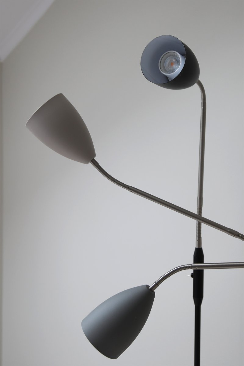 Patro Grijs vloerlamp Van Markslöjd - De praktische, verstelbare flexarm van staal heeft een ingebouwde schakelaar voor de geïntegreerde ledverlichting, die in drie standen dimbaar is wanneer de lamp aan en uit staat.