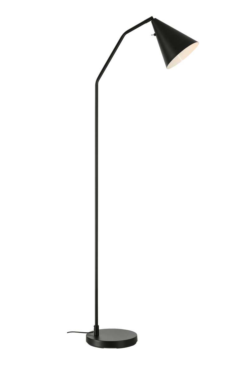 Funil Zwart vloerlamp Van Markslöjd - De lamp is gemaakt van zwart gelakt metaal en heeft een decoratieve, kegelvormige lampenkop die draaibaar en verstelbaar is.