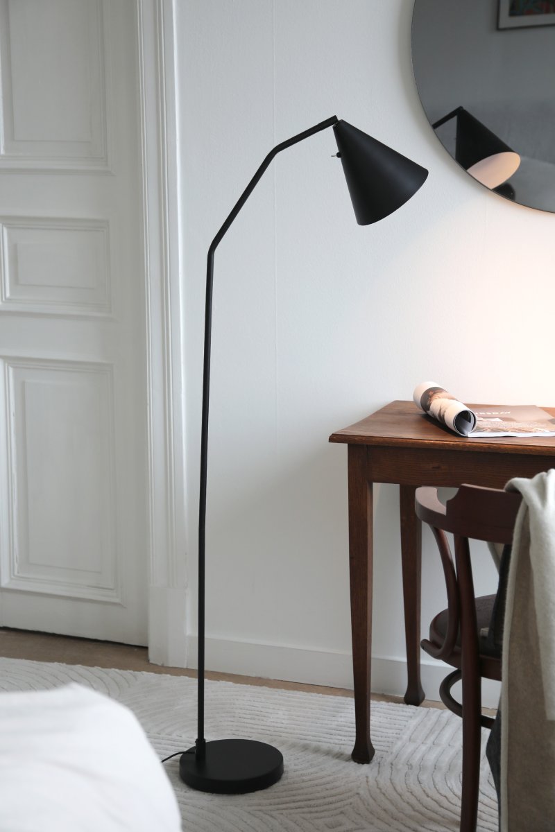 Funil Zwart vloerlamp Van Markslöjd - De lamp is gemaakt van zwart gelakt metaal en heeft een decoratieve, kegelvormige lampenkop die draaibaar en verstelbaar is.