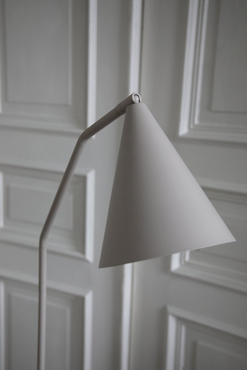 Funil Beige vloerlamp Van Markslöjd - De lamp is gemaakt van beige gelakt metaal en heeft een decoratieve, kegelvormige lampenkop die draaibaar en verstelbaar is.