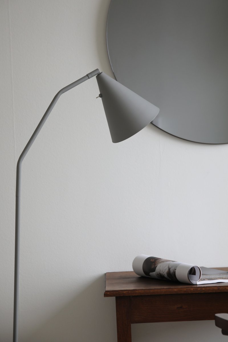 Funil Grijs vloerlamp Van Markslöjd - De lamp is gemaakt van grijs gelakt metaal en heeft een decoratieve, kegelvormige lampenkop die draaibaar en verstelbaar is.