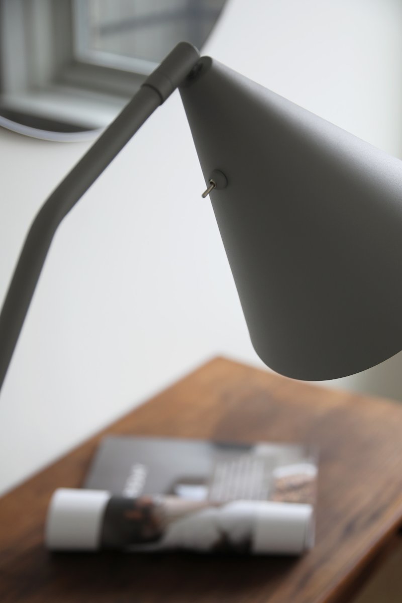 Funil Grijs vloerlamp Van Markslöjd - De lamp is gemaakt van grijs gelakt metaal en heeft een decoratieve, kegelvormige lampenkop die draaibaar en verstelbaar is.