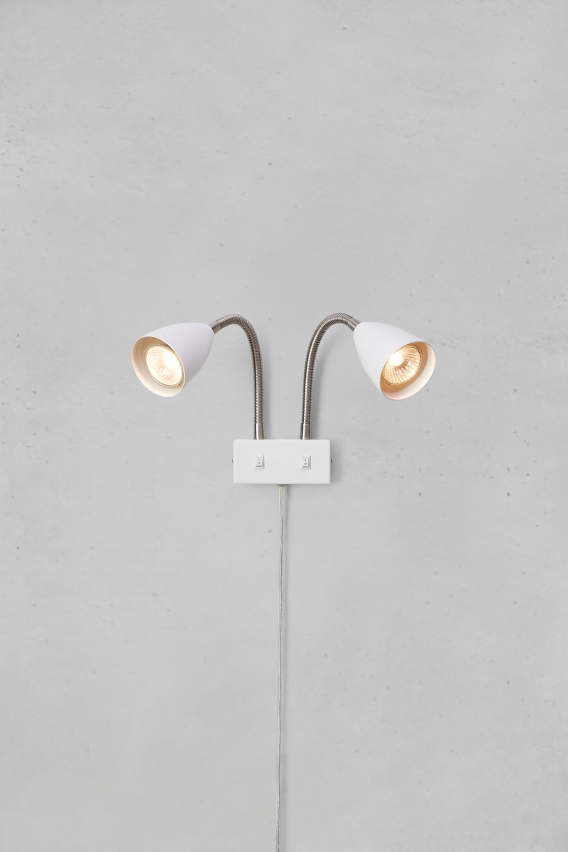 Ciro II Wit leeslamp Van Markslöjd - Klassieke en stijlvolle wandlamp met twee kappen en verstelbare armen.