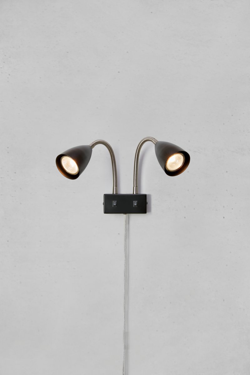 Ciro II Zwart leeslamp Van Markslöjd - Klassieke en stijlvolle wandlamp met twee kappen en verstelbare armen.