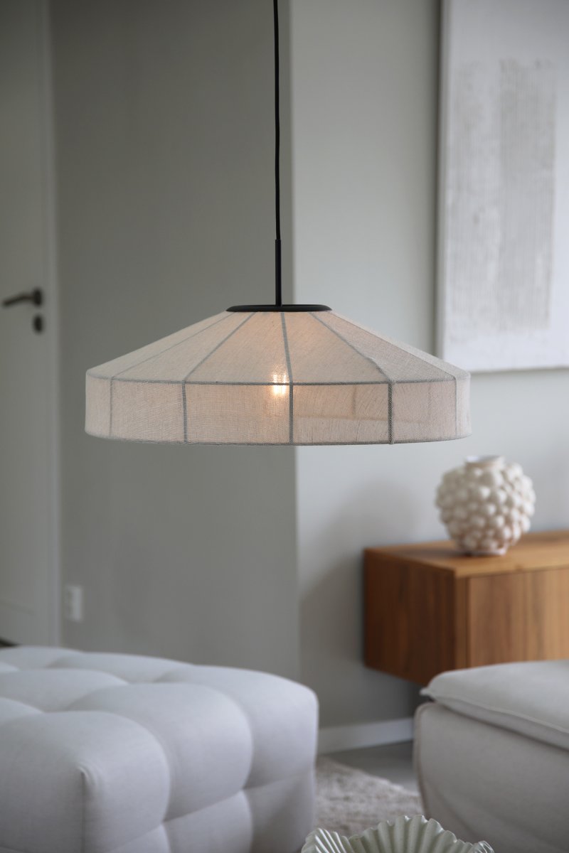 Alia Ø57 Beige hanglamp Van Markslöjd - Grote plafondlamp in beige linnen stof, gecombineerd met een decoratief zwart metalen frame dat zorgt voor een mooi contrast en een stijlvolle uitstraling.