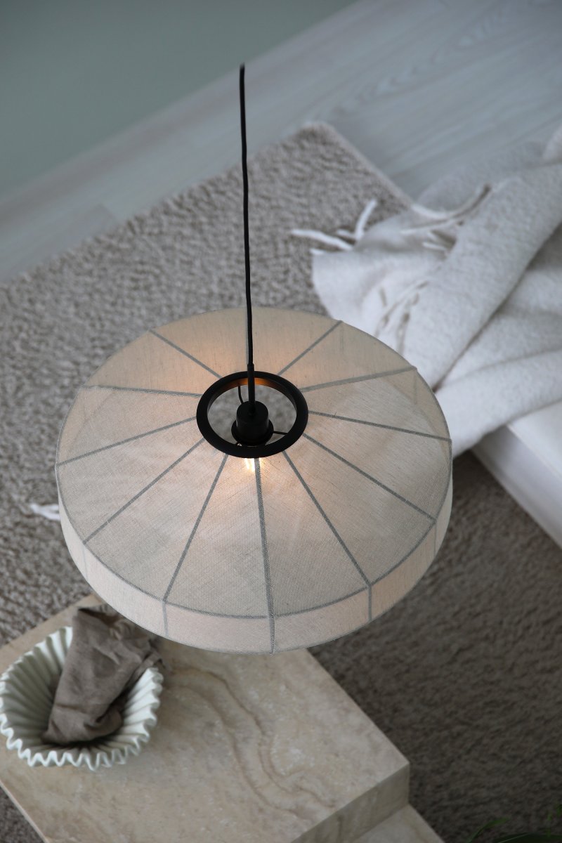 Alia Ø57 Beige hanglamp Van Markslöjd - Grote plafondlamp in beige linnen stof, gecombineerd met een decoratief zwart metalen frame dat zorgt voor een mooi contrast en een stijlvolle uitstraling.