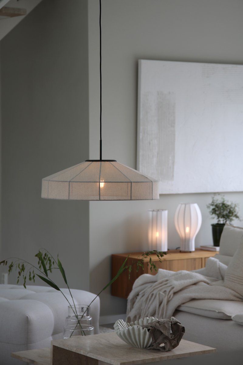 Alia Ø57 Beige hanglamp Van Markslöjd - Grote plafondlamp in beige linnen stof, gecombineerd met een decoratief zwart metalen frame dat zorgt voor een mooi contrast en een stijlvolle uitstraling.